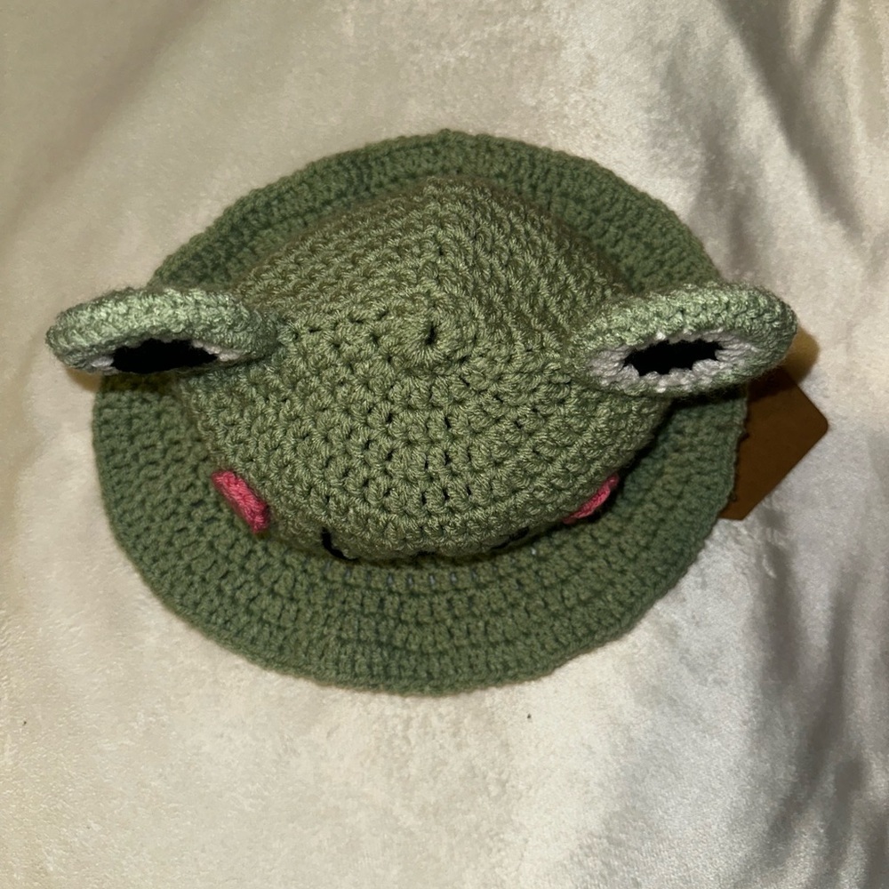 Handmade crochet frog bucket hat - Picture 3 of 3